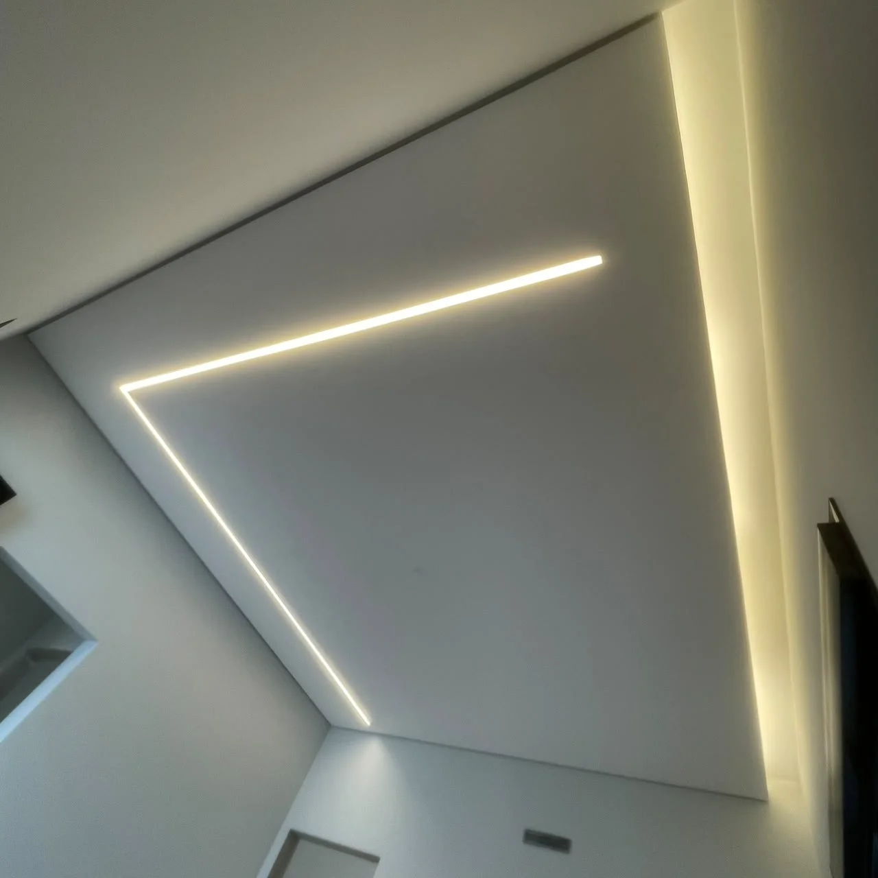 Montagem de parede divisória em drywall para ambiente comercial